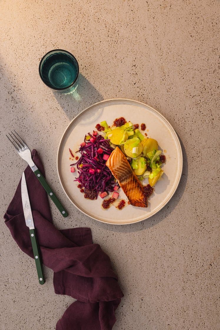 Stekt ørretfilet med eple og rødkål, purrepoteter og brunet tyttebærsmør