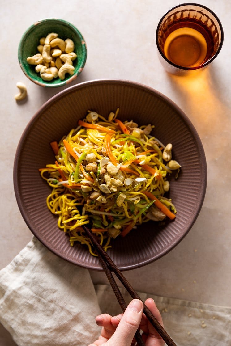 Chow Mein - Nudelwok med kylling, sprø grønnsaker og cashewnøtter