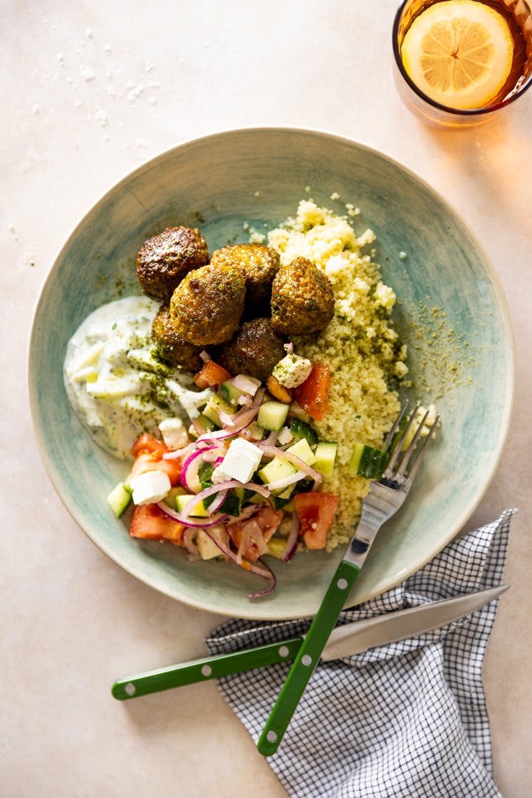Krydrede grønnsakskjøttboller med gresk salat og bulgur, servert med tzatziki