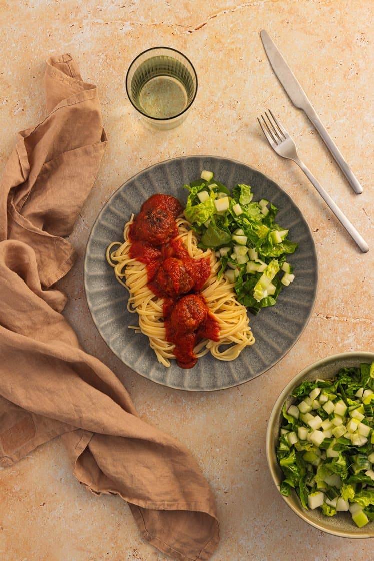 Hjemmelagde kjøttboller i tomatsaus med linguine og frisk eplesalat