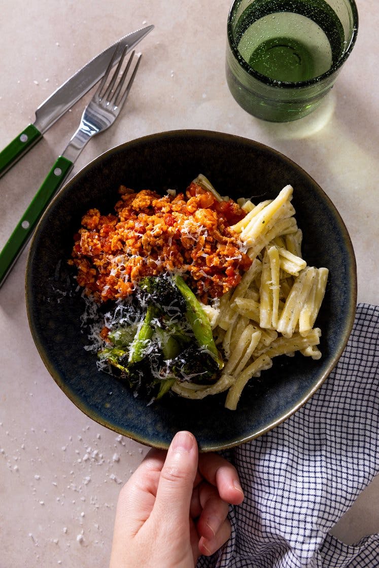 Kremet pasta med salsiccia- og tomatsaus, sprøstekt brokkoli og Grana Padano
