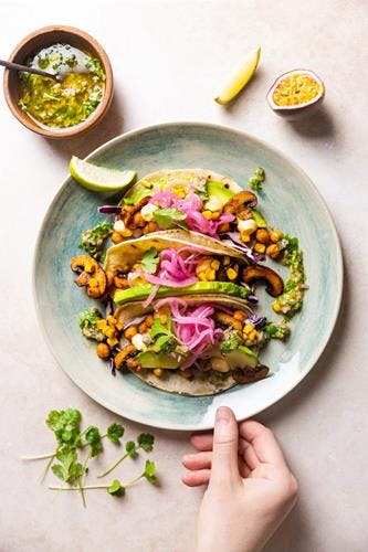 Taco med ristede kikerter, syltet rødløk, koriander- og pasjonsfruktsalsa og chilimajones