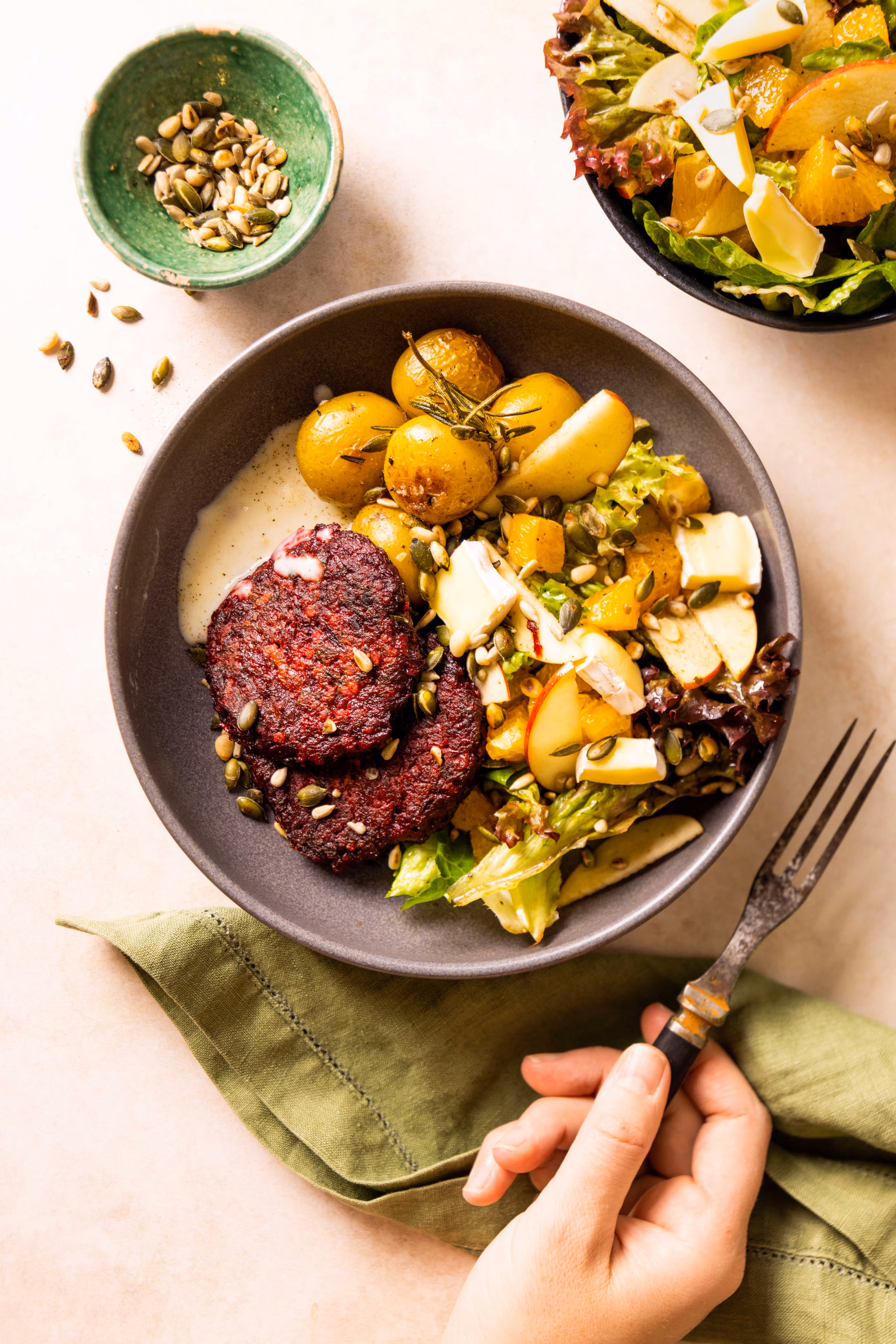 Rødbetebiffer med rosmarinpoteter