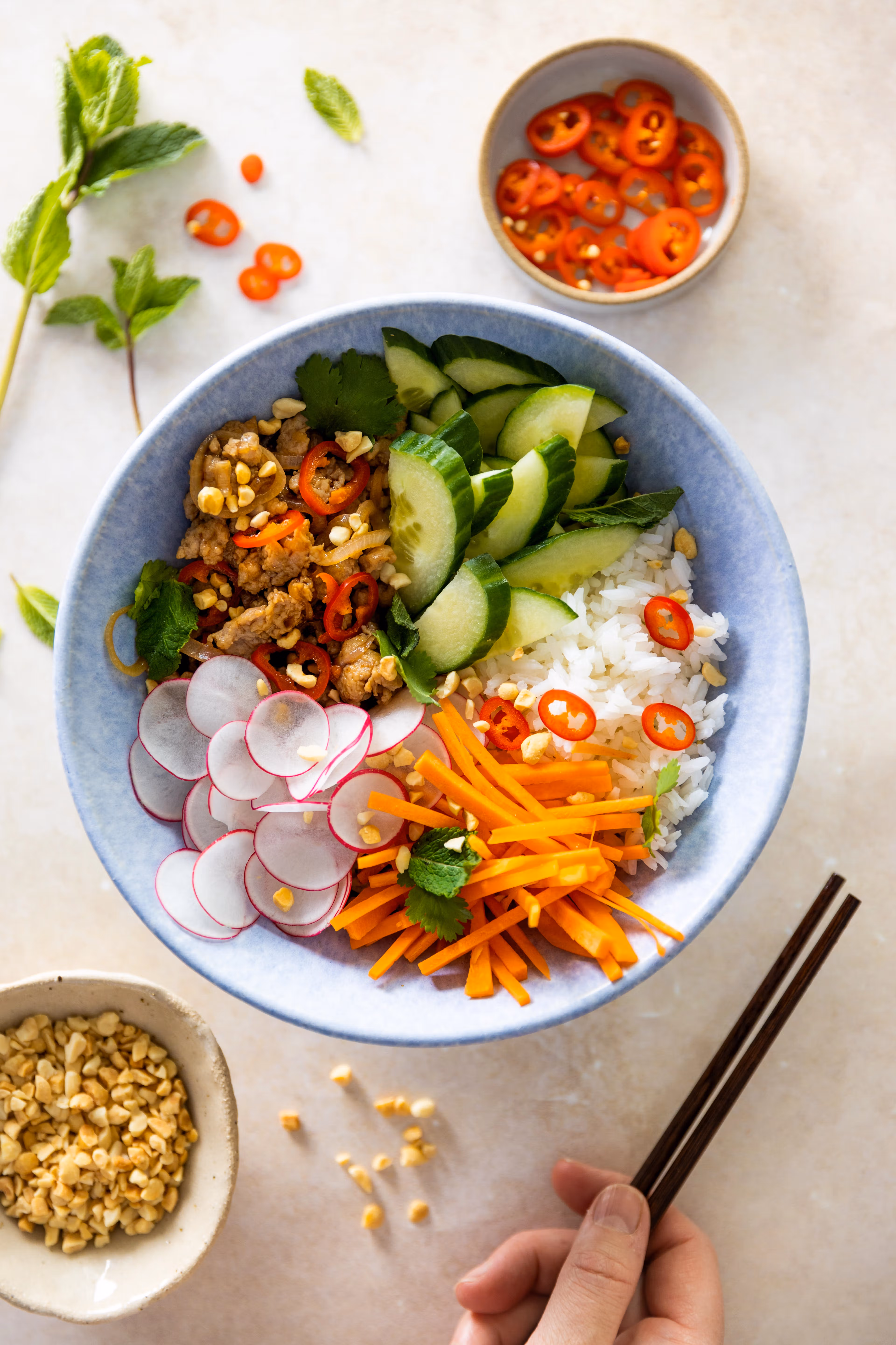 Vietnamesisk nudelsuppe med svinekjøtt